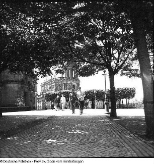 Brühlsche Terrasse (Baustelle Hotel Hilton, Terrassenufer mit Dampferanlegestelle, neue Carolabrücke, Hochwasser, Rietscheldenkmal, Freitreppe, Cafés, Autos)