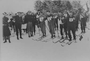 Internationales Wintersportfest der Arbeitersportler in Johanngeorgenstadt (31.01-1.02.1931), Skiläufer am Start : Internationales Wintersportfest der Arbeitersportler in Johanngeorgenstadt