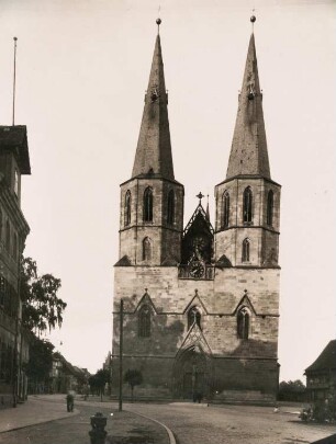Duderstadt. Hauptfront der gegen 1240 im gotischen Stil errichteten St.-Cyriakus-Kirche (Oberkirche)