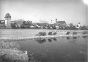 Dinkelsbühl. Stadtansicht mit Bäuerlinsturm und Stadtpfarrkirche St. Georg. Blick über die Wörnitz nach Nordwest