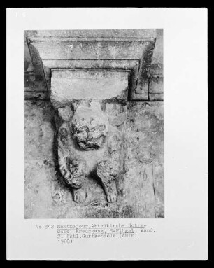 Gurtkonsole mit hockender Figur