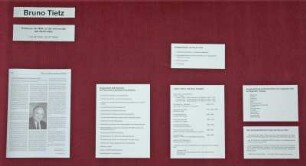 Vitrine zum Leben und Schaffen von Prof. Dr. Bruno Tietz (1933-1995; Professor für Betriebswirtschafts- und Handelslehre an der Universität des Saarlandes)
