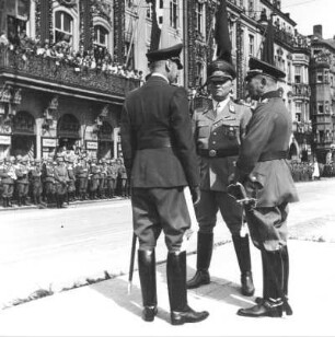 Dresden, Altmarkt, an der Ehrentribüne. Einzug der 4. Division in Dresden, 9. August 1940