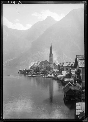 Österreich, Hallstatt. Blick von Norden auf Hallstatt mit Evangelischer Kirche und Hallstädter See