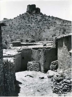 Festungshügel im Atlasgebirge : Eine Kasbah auf einem Hügel im marokkanischen Atlasgebirge.