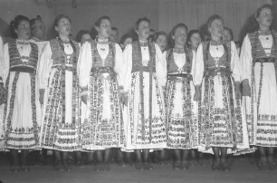 Dinkelsbühl: in der Schranne, Kongress der Siebenbürger Sachsen, Chor, Siebenbürgerinnen in Tracht