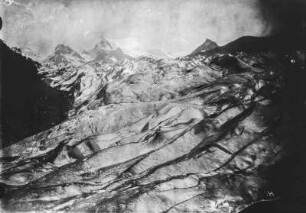 Gletscher : Die Eisformationen eines Gletschers. Im Hintergrund verschneite Berge