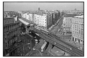 "Berlin Ecke Schönhauser" Straßenkreuzung mit Straßenbahnen