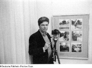 Christian Borchert mit Kamera in seiner Ausstellung anläßlich eines Ausstellungsgespräches, aufgenommen in Neubrandenburg