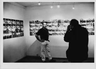 Der Fotograf Karl-Ludwig Lange in seiner Ausstellung