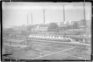 Blick von Bau Me 24 Verwaltungsgebäude und Laboratorium, Me 3 Dampfkesselhaus, Me 10 Kohlenoxydreinigung, Me 13 Kontaktofenanlage, Me 19 Lager für Maschinenbaumaterial und Labor, Me 26 Bürogebäude, Me 100 Automatische Fernsprechzentrale, Me 106 Kohlenoxydreinigung, Me 107 Absorptionsanlage, Me 147 Kühlwerk