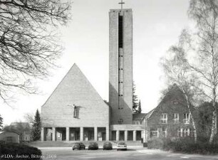 Ev. Jesus-Christus-Kirche mit Pfarrhaus und Gemeindehaus; Berlin, Steglitz-Zehlendorf