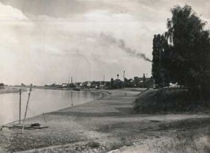 Strehla : Blick von der Elbfähre auf Industrieanlagen elbaufwärts