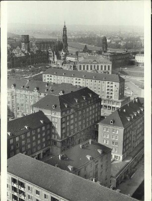 Dresden. Aufbau zwischen Schloss, Hofkirche und Rathaus. Die wiederstehende Stadt, fremd fast für Dresdenkenner, und doch erinnert der barocke Stadtkern mit Zwinger und Hofkirche ans alte "Elbflorenz". Blick vom Rathausturm
