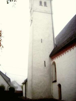 -Evangelische Kirche-Kirchturm von Westen-im Kern Romanisch mit Schlitzscharten -Glockenstube Barock erneuert - Langhaus Neubau 14 Jh auf Romanischer Basis
