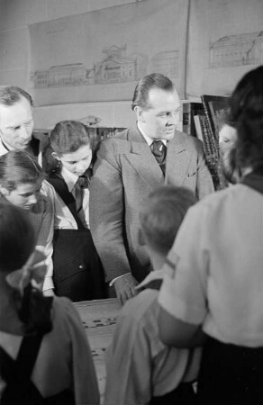 Architekt Richard Paulick mit Jungen Pionieren : Richard Paulick mit Pionieren