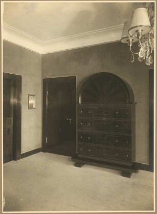 Haus Z., Hameln (?): Diele/Empfangsraum, Schrank mit Intarsien