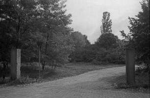 Mit Leon Lendzion auf den Spuren des Todesmarsches : Mit Leon Lendzion auf den Spuren des Todesmarsches, bei Sachsenhausen der Eingang zum Gelände eines heute total beseitigten Jagdschlosses
