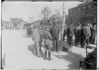 1. Mai-Feier Sigmaringen 1934; Uniformierte und Zivilisten vor dem Maibaum, im Hintergrund Deutschmanngebäude; in Stahlhelm-Uniform: Fürst Friedrich Viktor von Hohenzollern; in Zivil mit dunklem Hut: Regierungspräsident Carl Simons