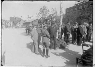 1. Mai-Feier Sigmaringen 1934; Uniformierte und Zivilisten vor dem Maibaum, im Hintergrund Deutschmanngebäude; in Stahlhelm-Uniform: Fürst Friedrich Viktor von Hohenzollern; in Zivil mit dunklem Hut: Regierungspräsident Carl Simons