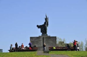 Denkmal für Ingólfur Arnarson in Reykjavik : Islands erstem ständigen Siedler Ingólfur Arnarson ist auf einem Hügel im Zentrum der Hauptstadt Reykjavik dieses Denkmal gesetzt worden, vor dem Schulkinder spielen. Aufgenommen am 29. Mai 2012