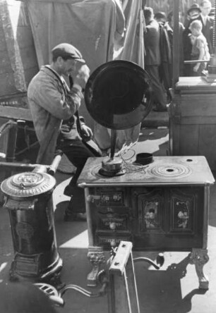 Niederlande. Amsterdam. Flohmarkt. An Händler an seinem Stand