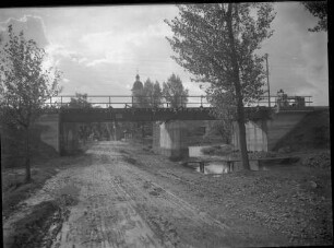 Rechtenstein, Zwiefaltendorf, Bergenweiler: Unbefestigte Straße unter Bahnbrücke (nicht Bergenweiler!)