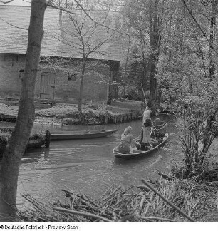 Bäuerinnen auf einem Kahn im Spreewald