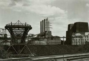 Heizkraftwerk Mitte, Dresden : Heizkraftwerk Mitte, Kesselhaus mit Schornstein und Kühltürmen. Im Vordergrund Kohlelager mit Kranverladebrücken. Dresden, Schweriner Straße, Könneritzstraße, Wettiner Platz