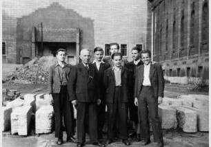 Restaurator Rudolf Kuhn und Bergungshelfer im Ehrenhof des Pergamonmuseums