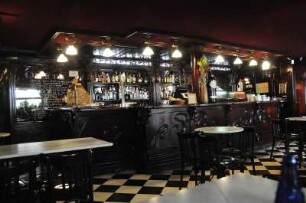 Barcelona - Tapas-Bar Innenraum : Innenansicht einer historischen Tapas-Bar am Platz Sant Miquel im Barri Gòtic. Aufgenommen am 15. April 2012 in Barcelona