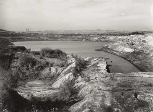 Seitendorf (Zatonie), Braunkohlentagebau, ersoffener Tagebau. Ansicht von Osten mit Kraftwerk Hirschfelde im Hintergrund