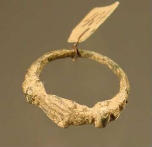 Fingerring mit zwei ineinander gelegten Händen