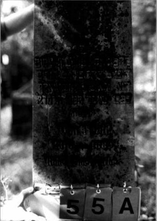 Grabstein 55 (Index: 100109292) Material: Sandstein oder Marmor (?) Zustand: leicht verwittert Maße HxBxT: 163x42x41 cm Beschreibung: Obelisk, getreppter Sockel Steinmetz: Beerli, Mammern: Grabstein 55A