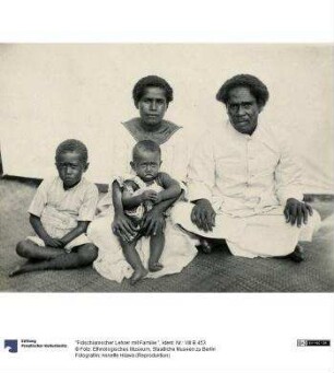 "Fidschianischer Lehrer mit Familie."