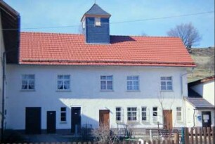 Gemeindehaus mit Türmchen, in dem das berühmte "Totenglöckchen" von Breitenbach hängt