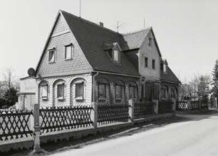 Neugersdorf, Wohnhaus : Neugersdorf (Kreis Löbau-Zittau), Wohnhaus, Hutung 34, Ende 19. Jahrhundert, Straßenansicht mit Einfriedung