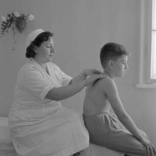 Gesundheitsvorsorge eines Kindes im Kindersanatorium in Bankja