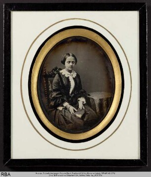 Portrait einer jungen Frau mit Buch