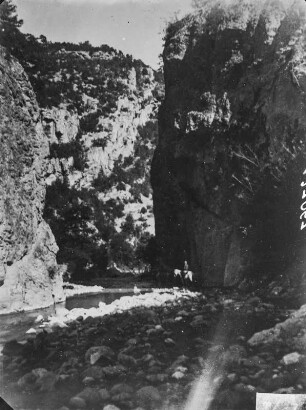 In einer Schlucht : Ein Reiter in einer felsigen Schlucht