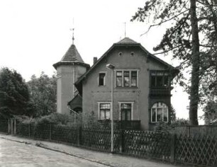 Dresden-Loschwitz, Malerstraße 10. Villa (bezeichnet 1898)