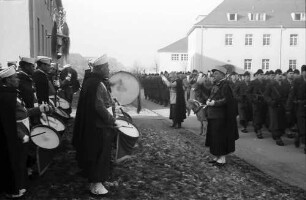 Freiburg: Jean-Bart-Kaserne; Anmarsch der marokkanischen Kapelle und Vorbeimarsch