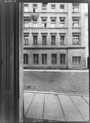 Görlitz-Altstadt, Nonnenstraße 13. Wohnhaus mit Laden (um 1850). Straßenfront (Teilansicht)