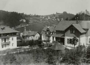 Wohnhäuser (Pensionen) des O-Hanges. Blick über das Tal der Roten Weißeritz nach Oberkipsdorf