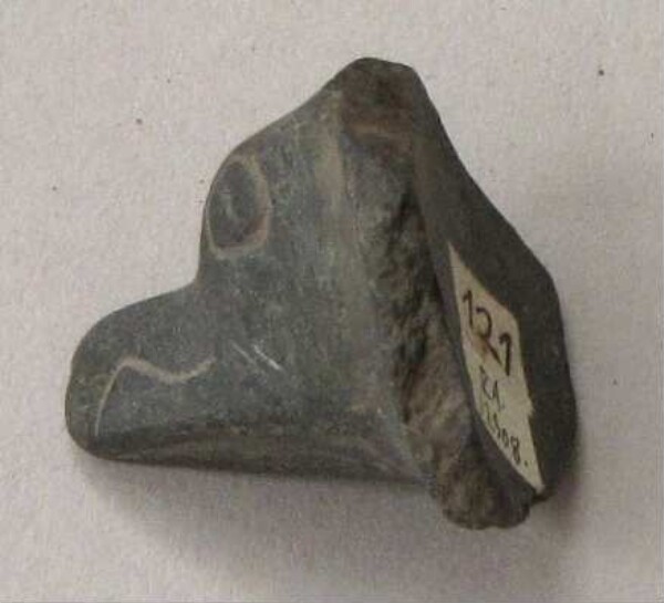 Figurine en argile (fragment de récipient)