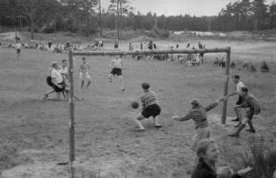 1. Zentrales Pionierlager "Georgi Dimitroff" in Prora auf Rügen : Pioniere beim Fußballspielen