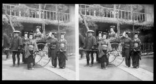 Tokio (Japan). Rikschafahrer mit Laufrikscha inmitten einer Gruppe Geishas, wohl vor dem Seiyoken-Hotel