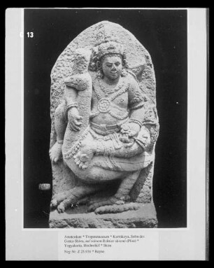 Karttikeya, Sohn des Gottes Shiva, auf seinem Reittier sitzend (Pfau)