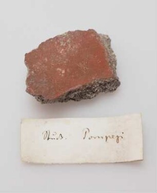 kl. dunkelrotes Fragment einer Wandmalerei