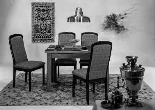 Eßtisch : Eßtisch mit vier Stühlen (1986; VEB Möbelwerke Rathenow)